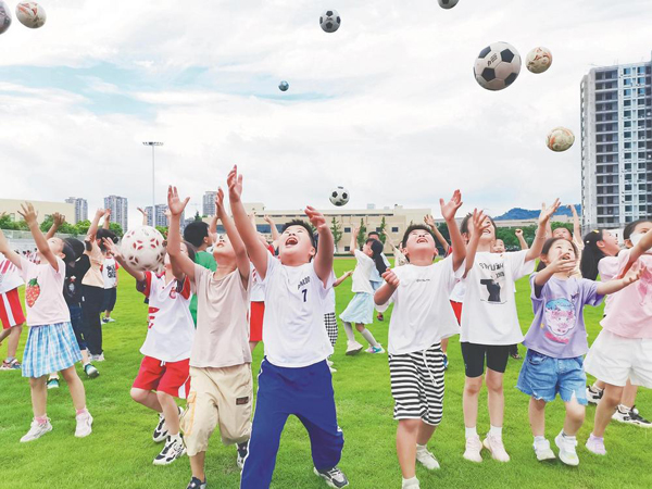 孩子們?cè)谡n間快樂(lè)玩球。.jpg